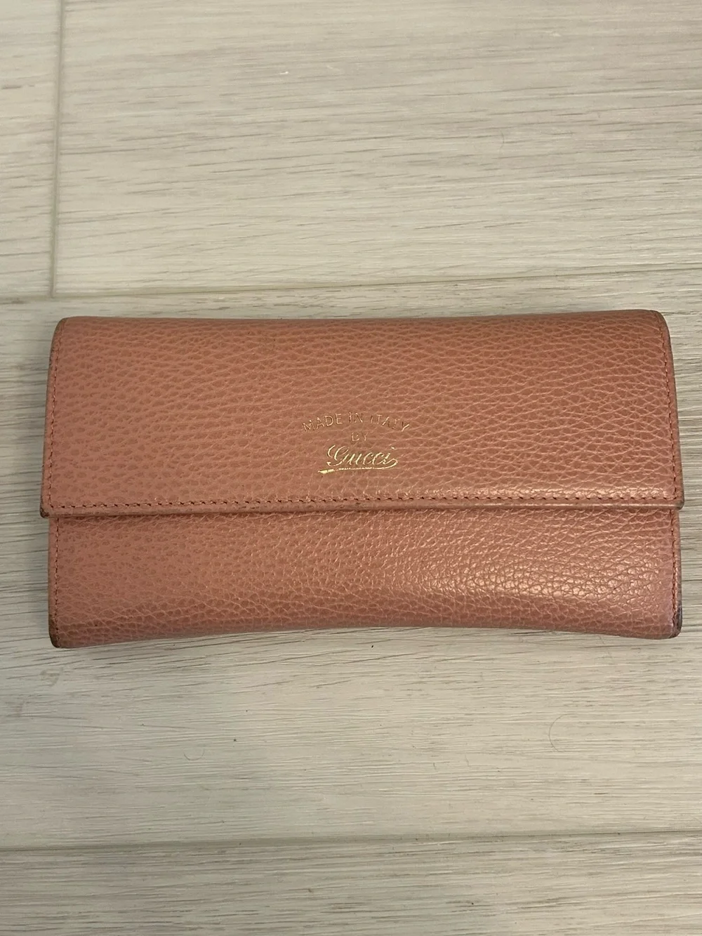 Gucci Swing Continental Pebbled Leather Flap Wallet in Dusty Pink